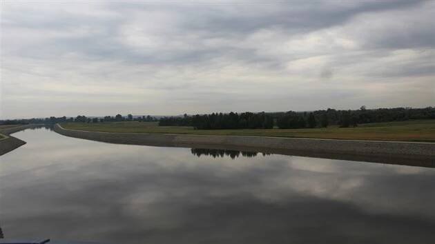Přehrada Ratiboř je největší stavbou splavnění Odry do Ostravy. Pohled z hráze.