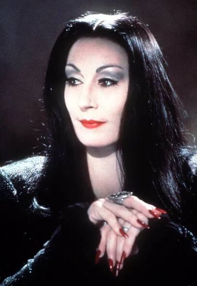 Anjelica Huston v roli Morticii Addams