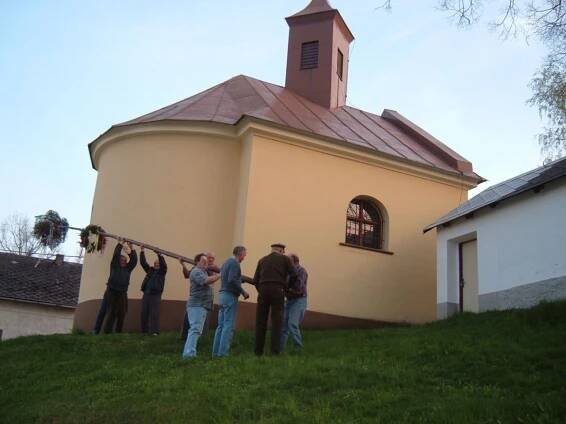 Stavění máje v Květné (2005)