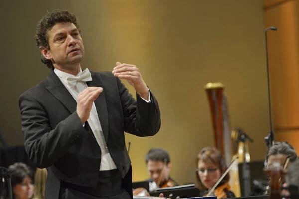 Zvuk, který má chuť. Rozhovor s Kasparem Zehnderem, novým šéfdirigentem hradecké filharmonie