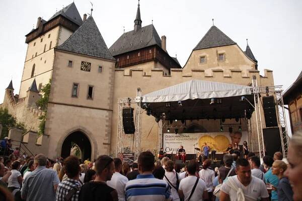 Helena Vondráčková převzala na koncertě na hradě Karlštejn pamětní medaili