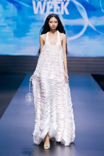 THE LIGHT OF WATER – LE THANH HOA