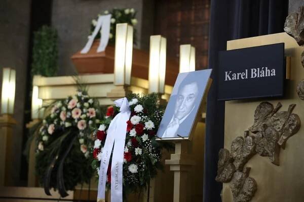 Poslední rozloučení se zpěvákem Karlem Bláhou (†77): Nad rakví mluvil i sporťák Vichnar!