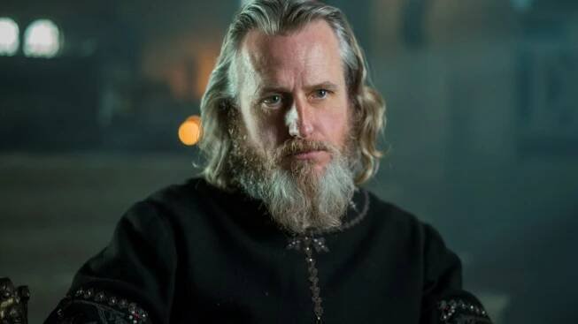 král Ecbert (Linus Roache)