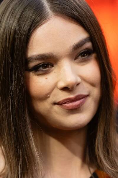 Hailee Steinfeld Just Wore Her Hottest Red-Carpet Look Yet