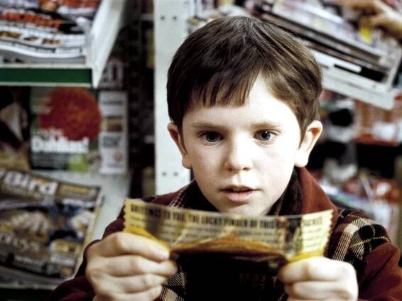 Freddie Highmore, herec z Karlík a továrna na čokoládu, se musel kvůli moderátorovi schovat do skříně mezi košťata