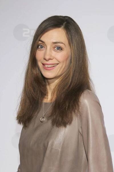 Mit Julia Denson (gespielt von Julia Richter) war Bergdoktor Martin Gruber in New York zusammen als er zu Beginn der Serie nach Ellmau kam. Die Beziehung der beiden endet, weil er in Österreich bleiben und nicht in die USA zurückkehren möchte.
