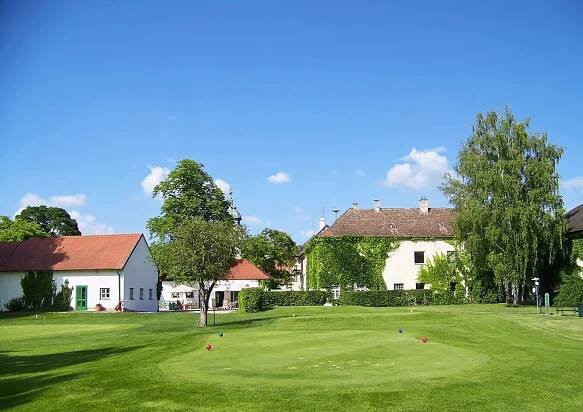 Schönborn Golfwiese mit Gebäuden im Hintergrund