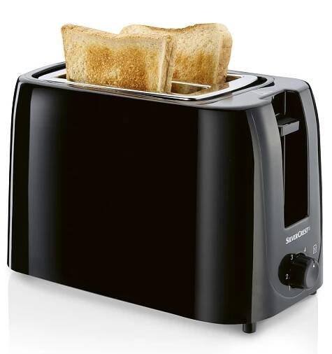 Černý toustovač Silvercrest se dvěma kousky toastu.
