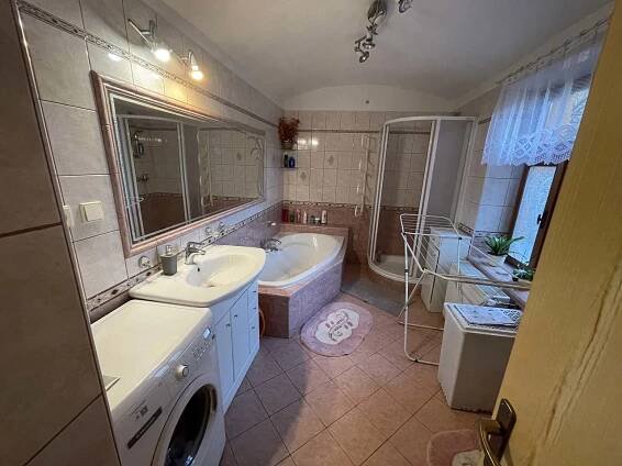 koupelna od dveří - Benešov u Semil - foto 13