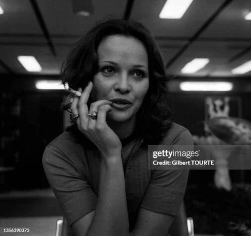 Actrice italienne Laura Antonelli fule une cigarette lors du Festival de Cannes en mai 1971