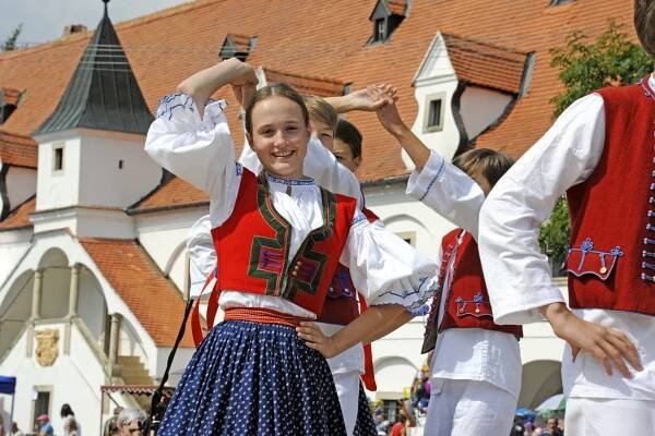 Slavnosti vinobraní, to je burčák, historické průvody i kroje. Ale i husičky či dýně - Víno a styl