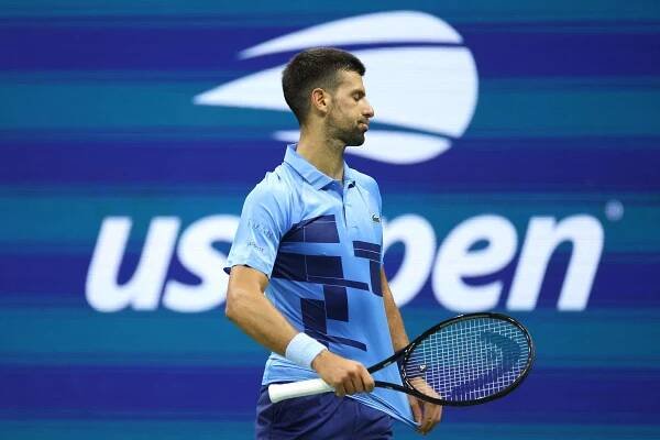 Djokovic se lamenta tras fallar un punto en du partido del US Open contra Popyrin.