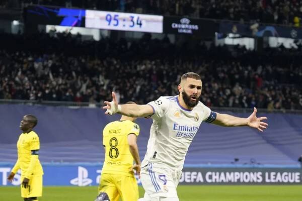 Real Madrid postoupil do semifinále Ligy mistrů na úkor obhájce trofeje Chelsea. Rozhodl v nastavení Karim Benzema.