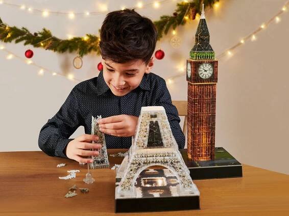 Chlapec skládá 3D puzzle Eiffelovy věže a Big Benu.