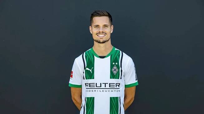 Julian Weigl, Mittelfeldspieler von Fußball-Bundesligist Borussia Mönchengladbach in der Saison 2024/2025.