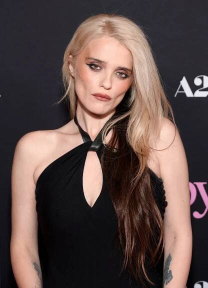 Sky Ferreira vyděsila fanoušky na červeném koberci: Propadlé tváře a nepřítomný pohled vyvolávají řadu otázek