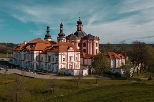Plzeňský kraj chce prodloužit trať k památce Mariánská Týnice, Správa železnic zadává projekt