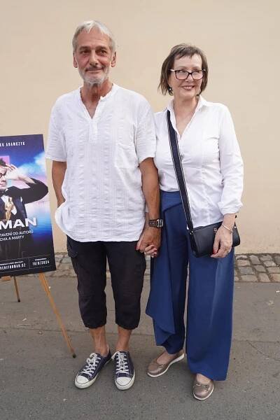 Herec Daniel Rous nedorazil na zahájení sezóny Strašnického divadla. Po pádu z výšky skončil v Motole