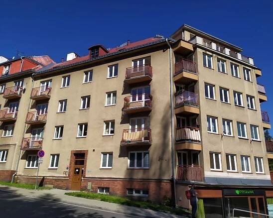 Pronájem pěkného bytu 2+kk, ca 30 m2, včetně parkování, v centru Liberce, za 8.500,- Kč + spotřeby.