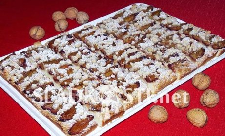 Švestkový koláč s ořechy a piškoty