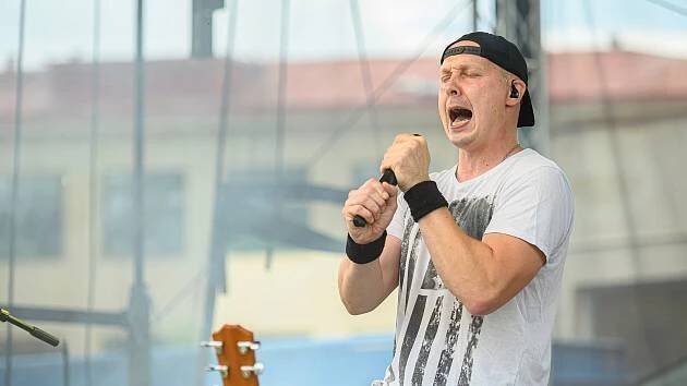 Je to Jízda! Zpívající hasič Jurič Pařil ve Vystrkově pokřtí nové CD