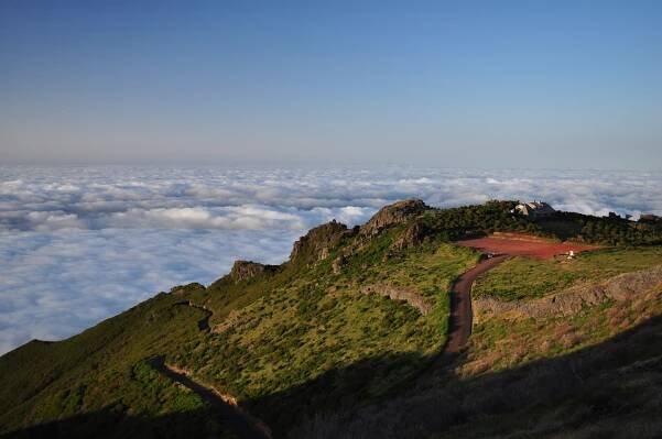 Soubor:Trail from Achada do Teixeira to Pico Ruivo, Madeira, Portugal, June-July 2011 - panoramio (56).jpg