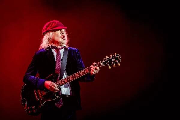 Mistr riffů, které se zaryjí do paměti: Celoživotní školák Angus Young slaví 70 - Expres FM