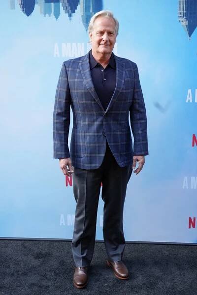 Cele|bitchy | Jeff Daniels hopes Trump voters lose tons of money: ‘we’ve lost decency, civility’ 