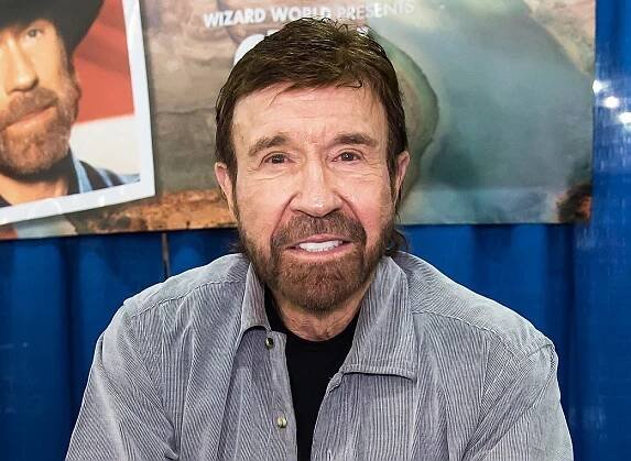 Chuck Norris u Kapitolu s podporovatelem Trumpa? Herec se brání, na fotce, která se stala virálem, je jeho dvojník