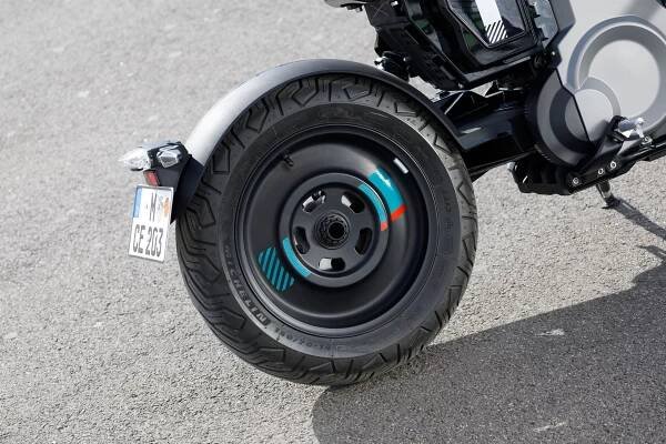 "Bavorák", jaký jste ještě neviděli. Jednostopé BMW chce ohromit hlavně nemotorkáře