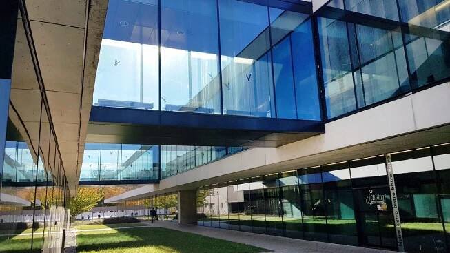 Na budovu kolejí bude pardubická univerzita promítat studentská přání