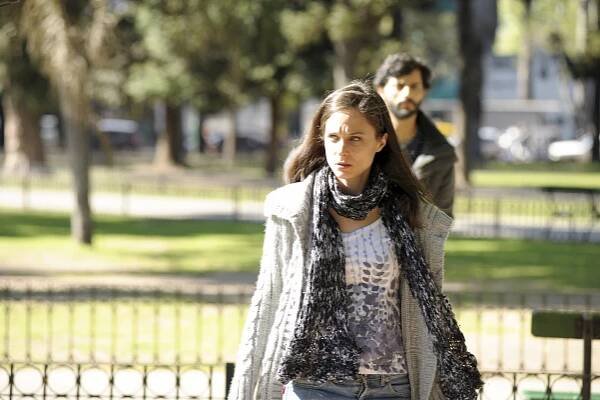 Bronzová zahrada - El hombre del Jardín (S01E01) (2017)