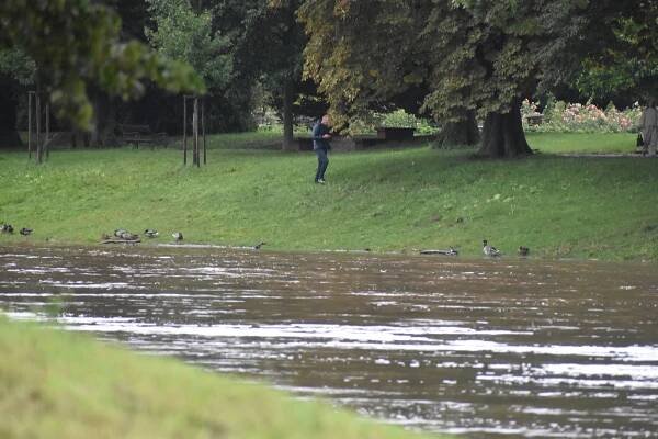 VIDEO, FOTO: Labe v Hradci stoupá, situace zatím není nijak dramatická