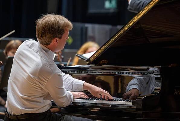 Bartókův Koncert pro orchestr jako bezvadné rozuzlení sezóny Filharmonie Hradec Králové ~ Matyáš Novák