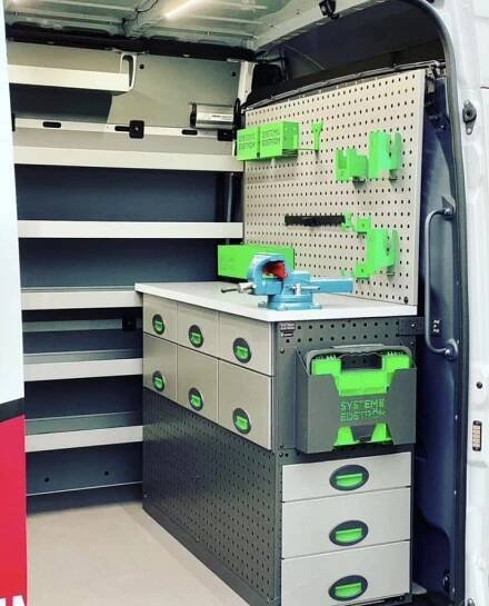 Pojízdné dílny, servisní a montážní vestavby do aut, police, regály a šuplíky do dodávek System Edström