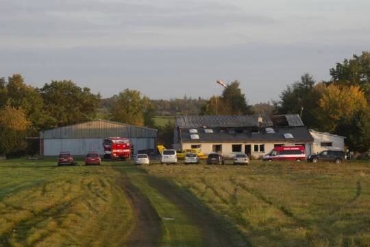 Při požáru na letišti Osičiny zahynul člověk, oheň je pod kontrolou