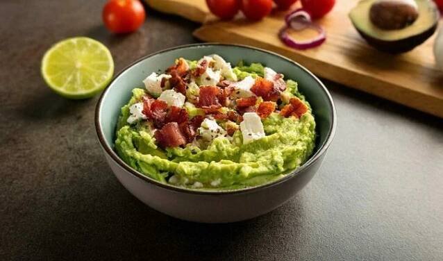 Guacamole se slaninou a fetou