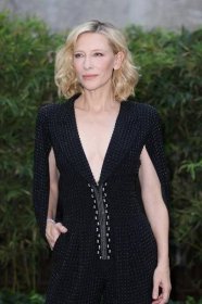 Křehká herečka Cate Blanchett naopak nemění odstín a příliš nesahá ani do délky svých blond vlasů. Rozevláté zvlněné mikádo nosí na mnoho různých způsobů.