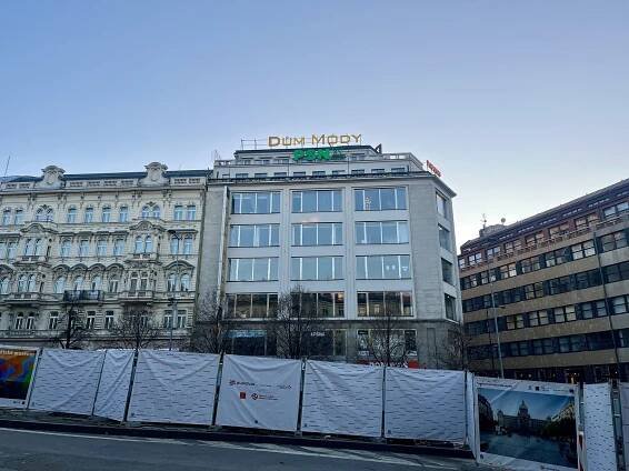 Václavské náměstí: Ikonický Dům módy hledá nové nájemce, ceny šplhají vysoko