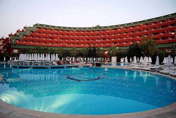 Bazén v ubytování Delphin Deluxe Resort nebo v jeho okolí