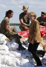 Stabilní, sebevědomě ženská a osobitá: Co vypovídá politická „uniforma“ o odcházející Merkelové?