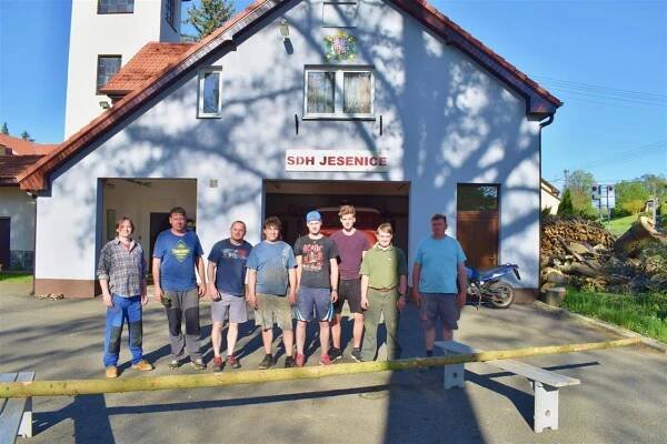 Stavění máje a pálení čarodějnic 2018 - Oficiální stránky obce Jesenice