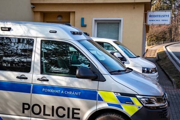 Razie v třinecké nemocnici: Sosnu obsadili policisté, odvedli ředitele Veverku