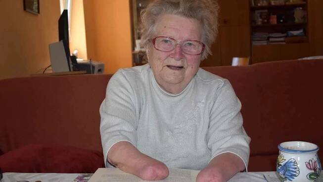Anna Váchalová dokázala i bez rukou vychovat tři děti, život zasvětila péči o invalidy.