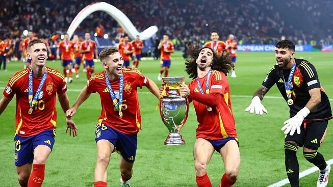 Mistrovství Evropy ve fotbale vyhrálo Španělsko. Slaví po dvanácti letech