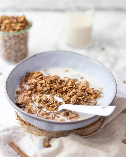 🥄 Heute schon an morgen denken. Gut, das wird vielleicht etwas knapp. Aber für's Frühstück am Wochenende sollte es klappen: mein selbst gemachtes veganes Zimt-Nuss-Granola. 

📝 Zettel und Stift geschnappt: Das muss auf eure Einkaufsliste: 

▪️ Haferflocken 

▪️ Walnüsse 

▪️ Ahornsirup 

▪️ Cashewmus 

▪️ Zimt

👩🏼‍💻 Das Rezept für mein himmlisch gutes Granola findet ihr auf www.frischverliebt.net (via Archiv-Suche). 

🥛 Ich verwende für mein Müsli übrigens am liebsten Hafer- oder Mandelmilch. 

🔖✍🏻🤍Ich freue mich, wenn ihr diesen Beitrag speichert, kommentiert und ein Gefällt mir hinterlasst.

#rezeptzumverlieben #frischverliebt #schnellerezepte #veganuary #ichliebefoodblogs #foodblogger_de #blogger_de #gesunderezepte #vegandeutschland #veganerezepte #deutschlandisstvegan #veganleben #veganessen #vegangermany #veganuary2022 #veganuary2023 #bestofvegan #veganinspro #veganösterreich #gesundessen #veganhack #selbstgemachtesmüsli #müsli #selfmade #whatveganseat #breakfastclub #breakfastideas #granola #veganbreakfast #berlin