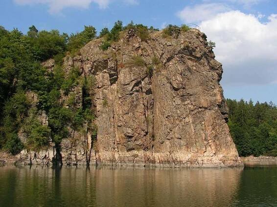 Zapůjčení paddleboardu na Dalešické přehradě pro 1–3 osoby