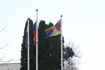 Soubor:Česká, Prahy11 a Tibetská vlajka na radnici Prahy 11.jpg – Wikipedie