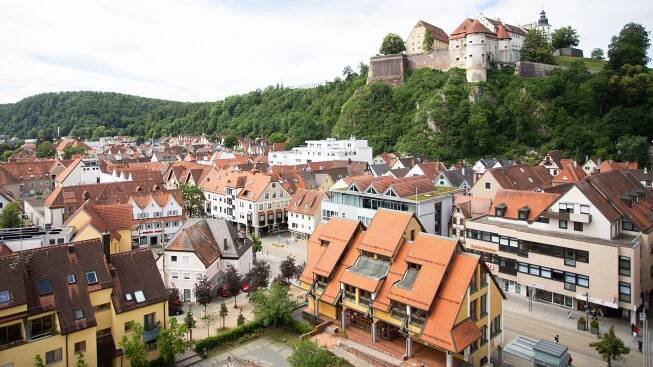 Das Schloss Hellenstein steht auf dem Schlossberg und thront über der Stadt Heidenheim.